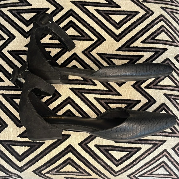 Women’s Express Black Textured Pointed Toe Ankle Strap Flats Size 6 - Picture 4 of 5